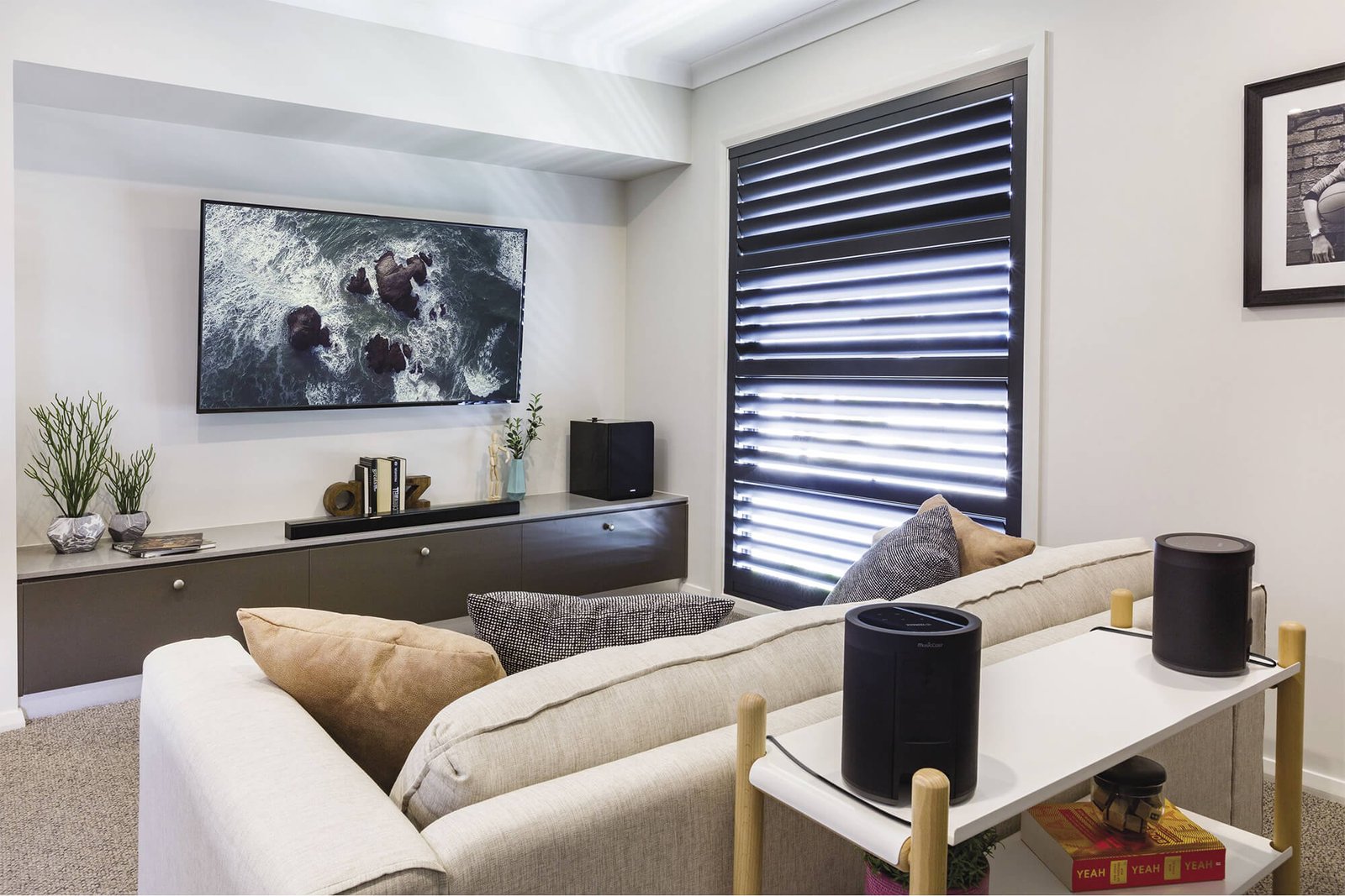 YMS4080NSW100WX021Lifestyle_UCAGBFTKLRPESV_b3dbf48de802c8cb0a15328576266f41 Yamaha MusicCast 20 (WX-021) - Image 9